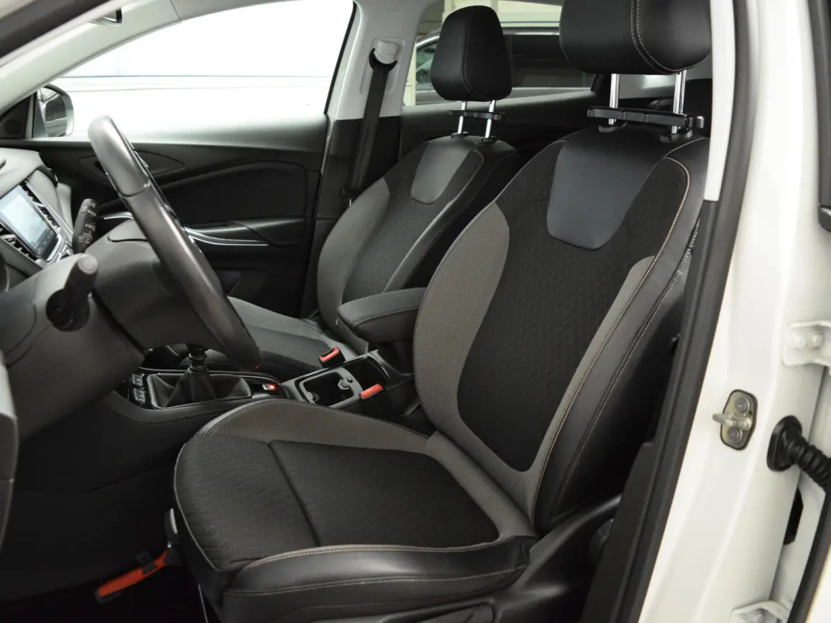 1.2 Turbo Business + 130 PK | NAVIGATIE & CARPLAY | ACHTERUITRIJCAMERA MET SENSOREN | E.C.C. | SIDE STEPS | 19" L.M.V. MET ALL SEASON BANDEN |
