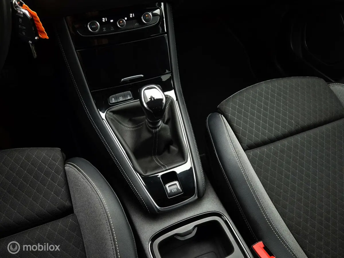 1.2 TURBO BUSINESS +/CAMERA/LED/HALF LEDER/CARPLAY/CLIMATE