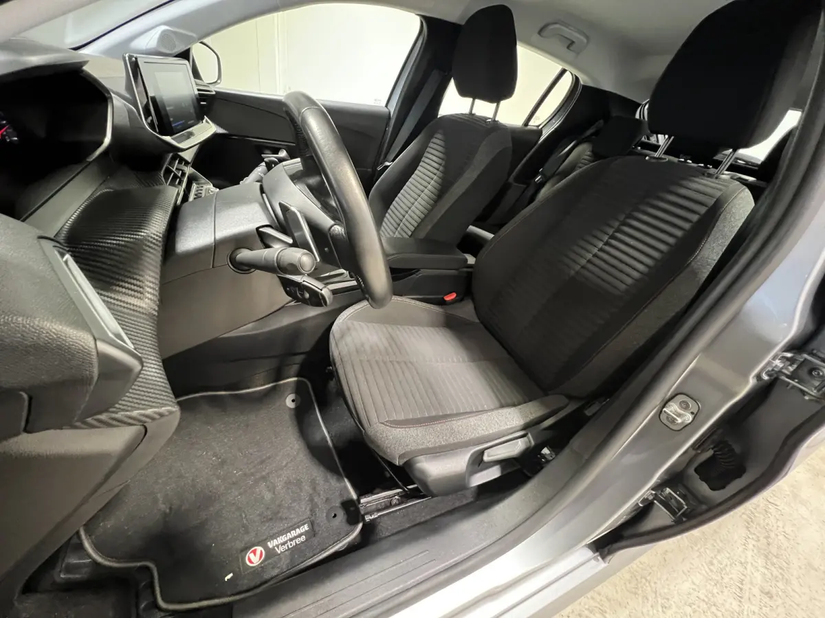 1.2 Turbo Active Pack | Android Auto/Apple Carplay | LM Velgen 16" | Cruise Control | Kunstlederen/Stoffen Bekleding | Airco |