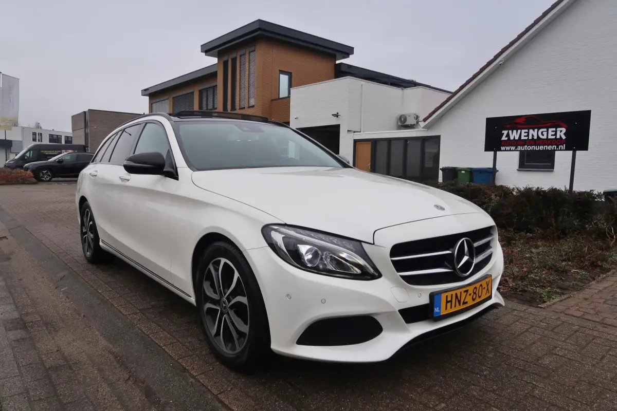 300 Aut NIGHT-PAKKET|PANORAMADAK|TREKHAAK|CAMERA|DODEHOEK|BURMESTER|LED|GOED ONDERHOUDEN