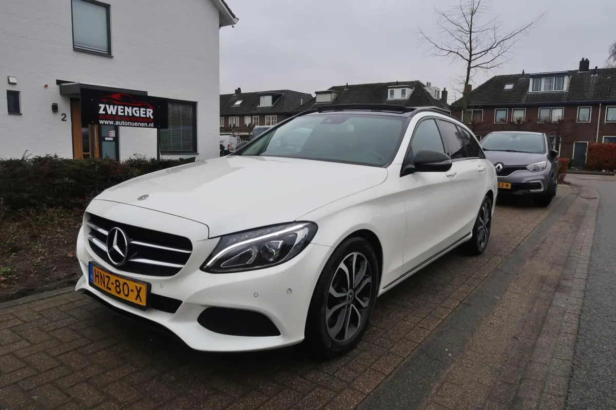 300 Aut NIGHT-PAKKET|PANORAMADAK|TREKHAAK|CAMERA|DODEHOEK|BURMESTER|LED|GOED ONDERHOUDEN