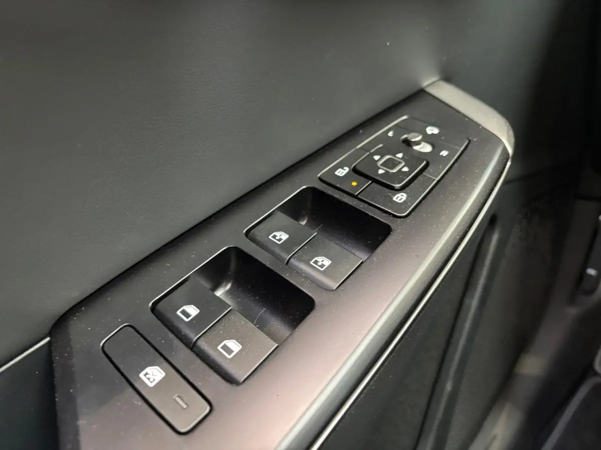 Light Edition 63 kWh Navigatie | Stoel + stuurverwarming | Achteruitrijcamera | Climate control |