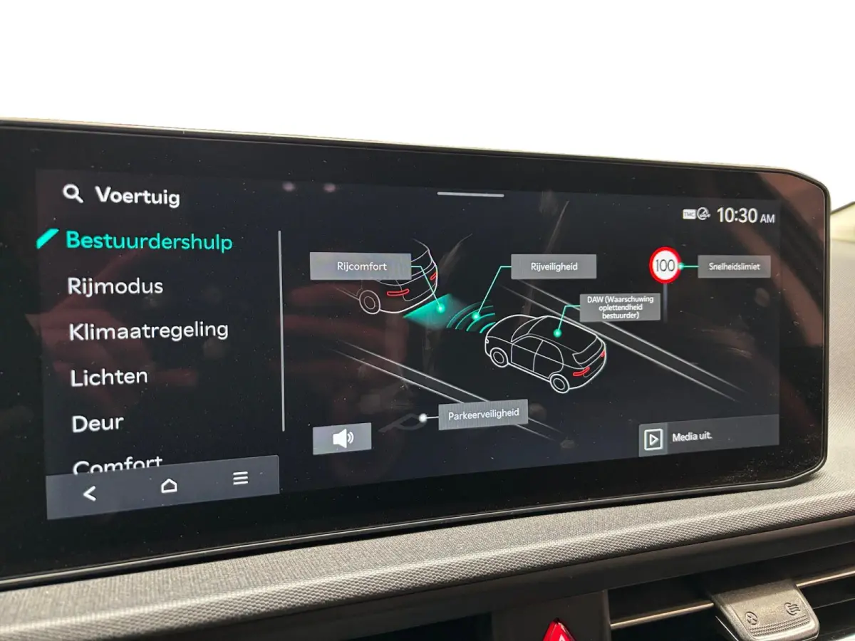 Light Edition 63 kWh Navigatie | Stoel + stuurverwarming | Achteruitrijcamera | Climate control |
