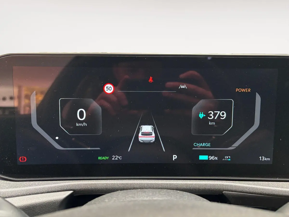 Light Edition 63 kWh Navigatie | Stoel + stuurverwarming | Achteruitrijcamera | Climate control |