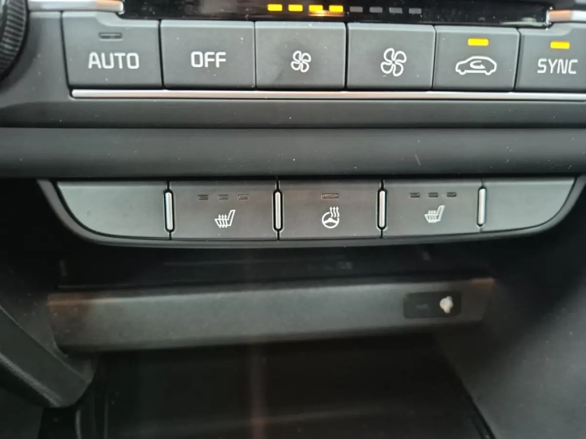 1.0 T-GDi MHEV Design Edition | Airco | Navi | Camera | LM Velgen | AUTOMAAT | Stoelverwarming | Stuurverwarming |