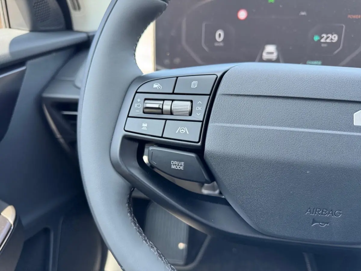 Light Edition 63 kWh | Stoelverwarming | Parkeer sensoren voor + achter | Cruise control | Navigatie | 428Km WLTP