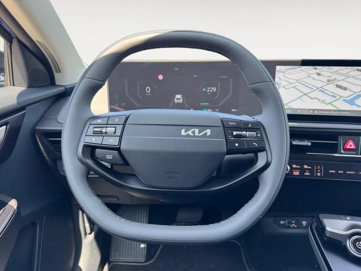 Light Edition 63 kWh | Stoelverwarming | Parkeer sensoren voor + achter | Cruise control | Navigatie | 428Km WLTP