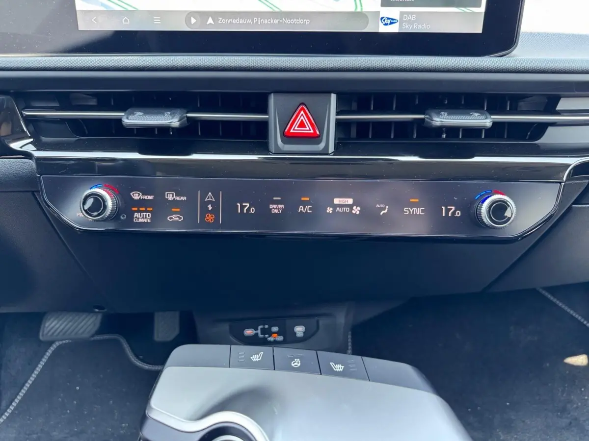 Light Edition 63 kWh | Stoelverwarming | Parkeer sensoren voor + achter | Cruise control | Navigatie | 428Km WLTP