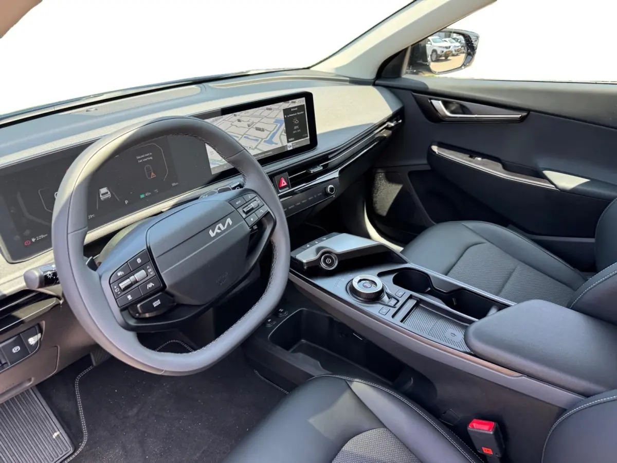 Light Edition 63 kWh | Stoelverwarming | Parkeer sensoren voor + achter | Cruise control | Navigatie | 428Km WLTP