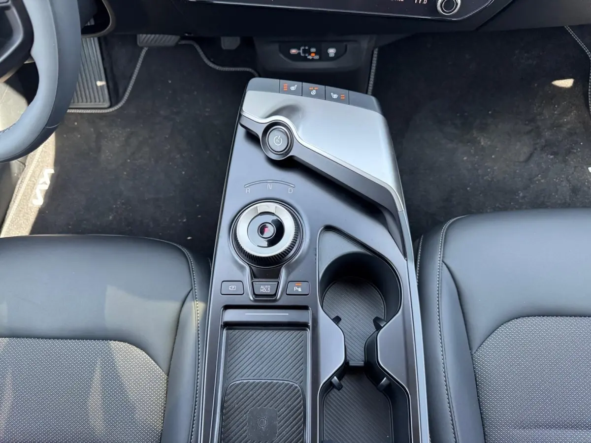 Light Edition 63 kWh | Stoelverwarming | Parkeer sensoren voor + achter | Cruise control | Navigatie | 428Km WLTP