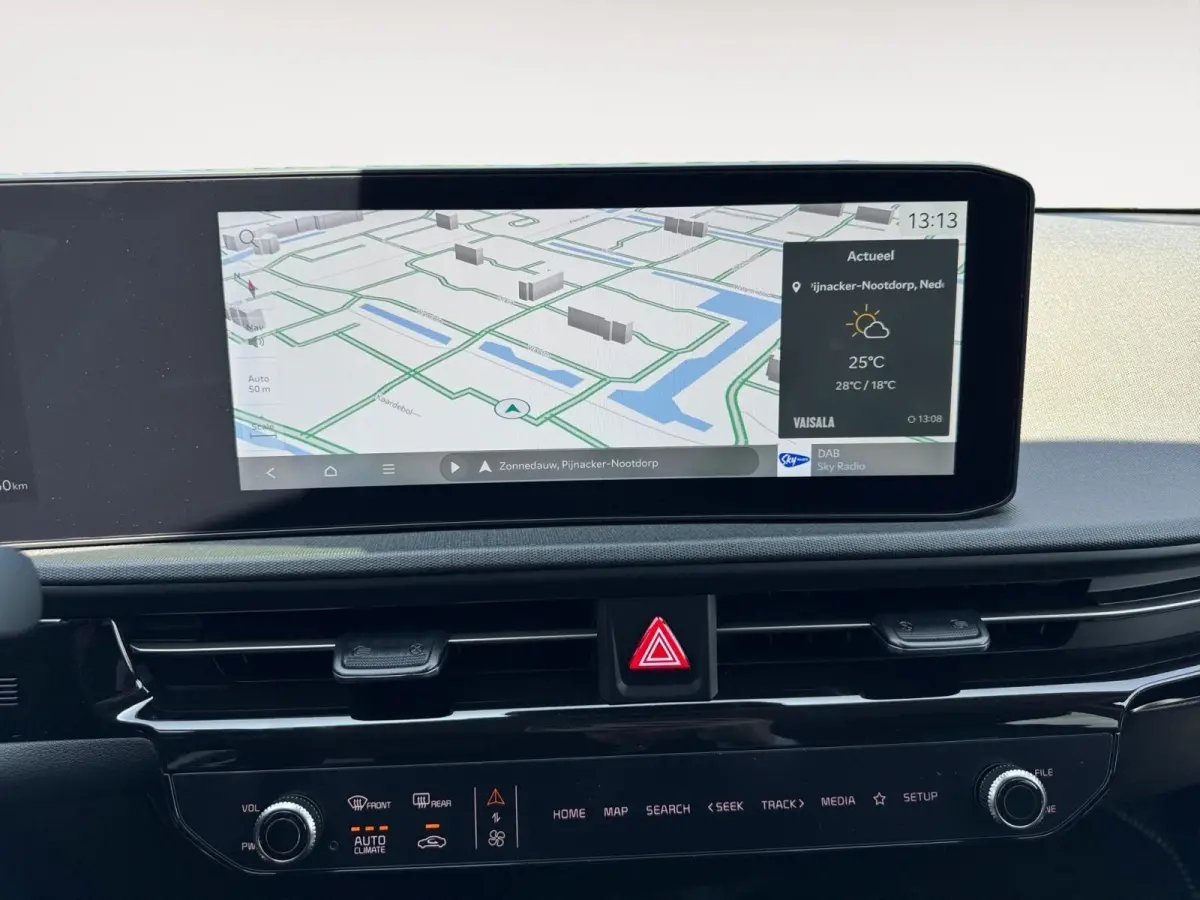 Light Edition 63 kWh | Stoelverwarming | Parkeer sensoren voor + achter | Cruise control | Navigatie | 428Km WLTP