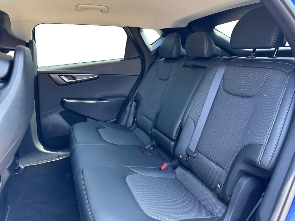 Light Edition 63 kWh | Stoelverwarming | Parkeer sensoren voor + achter | Cruise control | Navigatie | 428Km WLTP