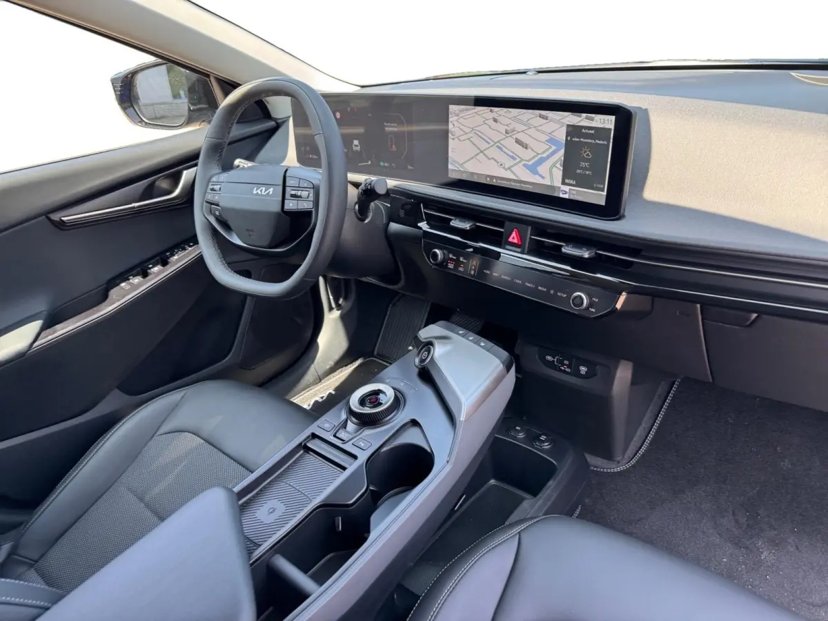 Light Edition 63 kWh | Stoelverwarming | Parkeer sensoren voor + achter | Cruise control | Navigatie | 428Km WLTP