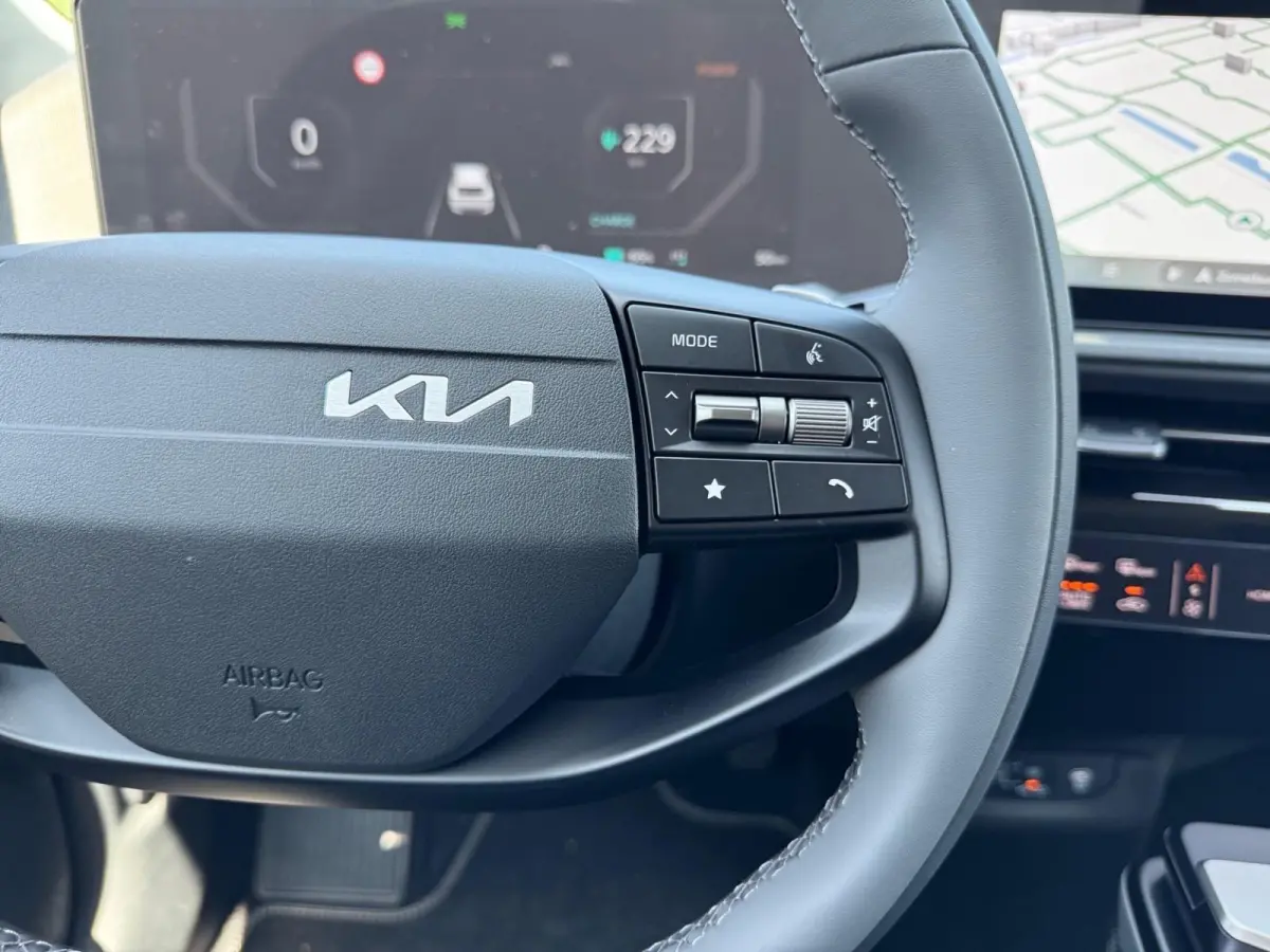 Light Edition 63 kWh | Stoelverwarming | Parkeer sensoren voor + achter | Cruise control | Navigatie | 428Km WLTP