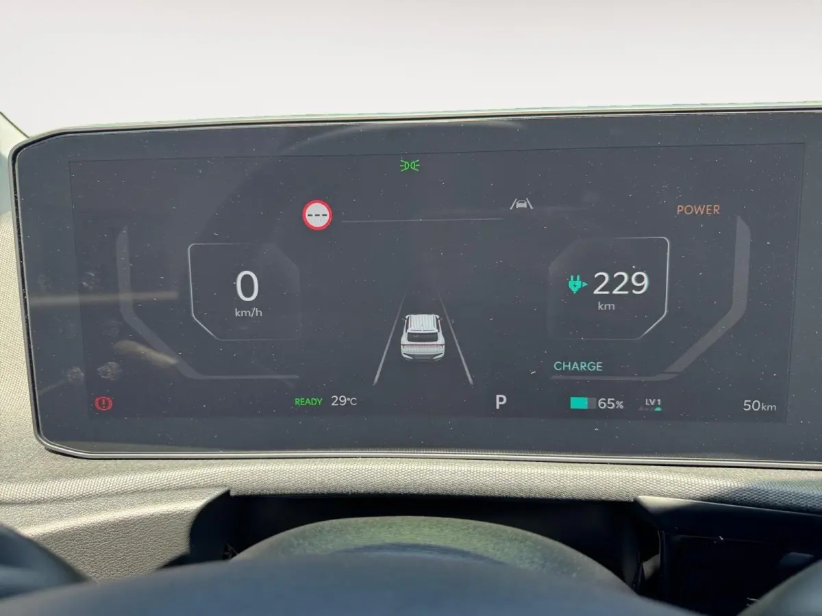Light Edition 63 kWh | Stoelverwarming | Parkeer sensoren voor + achter | Cruise control | Navigatie | 428Km WLTP