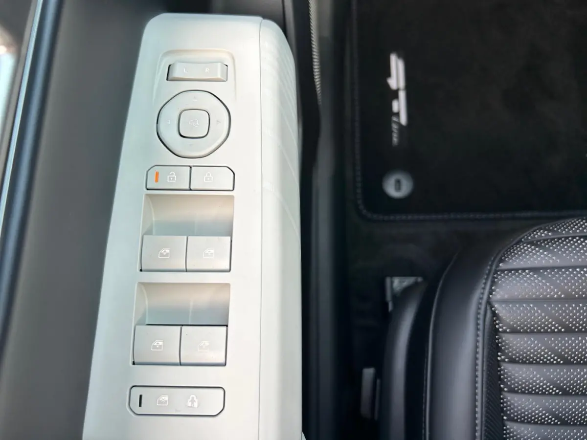 Hatchback GT-PlusLine 81.4 kWh | Schuif/kanteldak | Lederen bekleding | 360 Graden camera | Head up display | Elektrische achterklep | Elektrische stoel verstelling met geheugen | Stoel verw