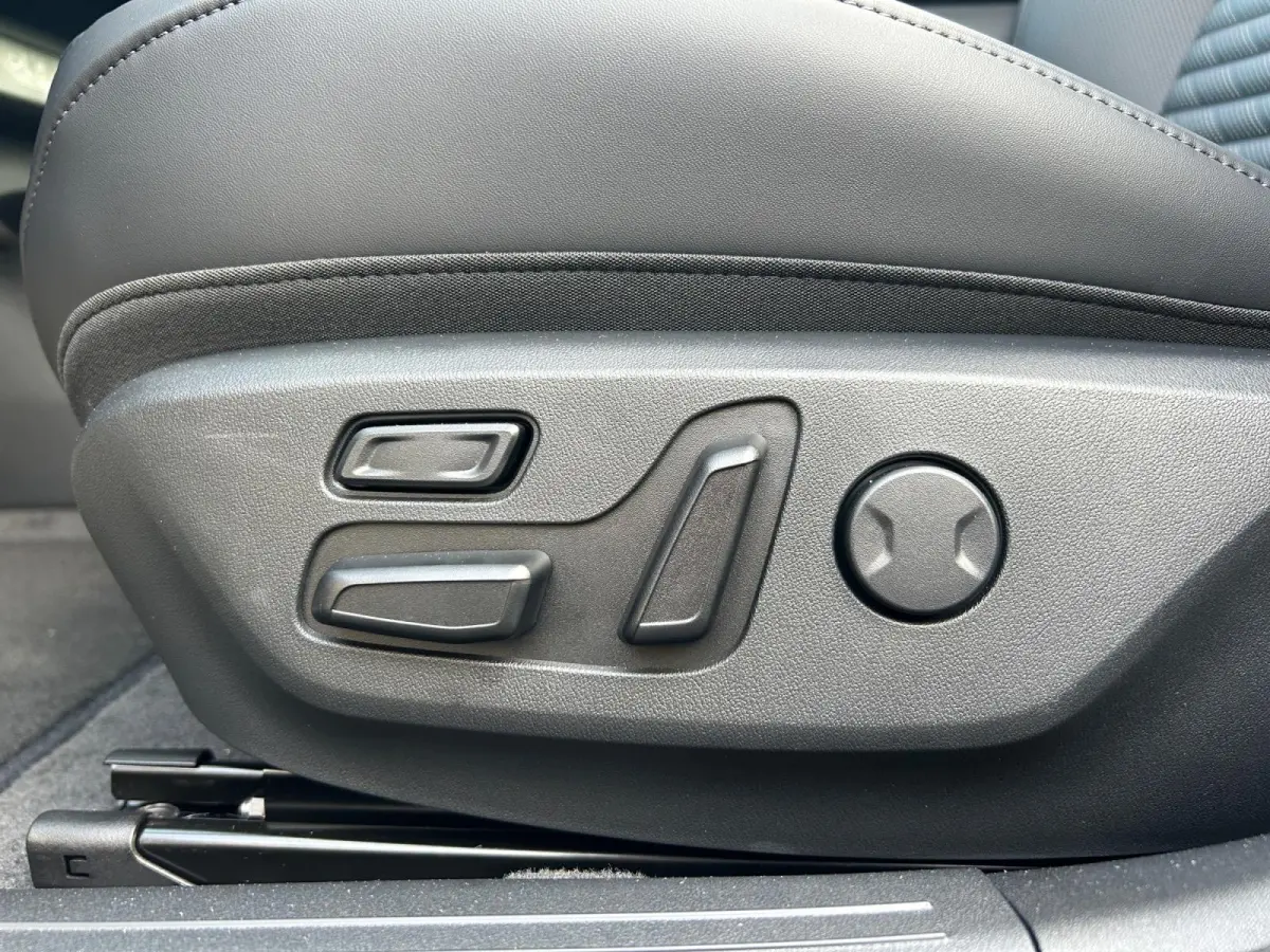 Hatchback GT-PlusLine 81.4 kWh | Schuif/kanteldak | Lederen bekleding | 360 Graden camera | Head up display | Elektrische achterklep | Elektrische stoel verstelling met geheugen | Stoel verw