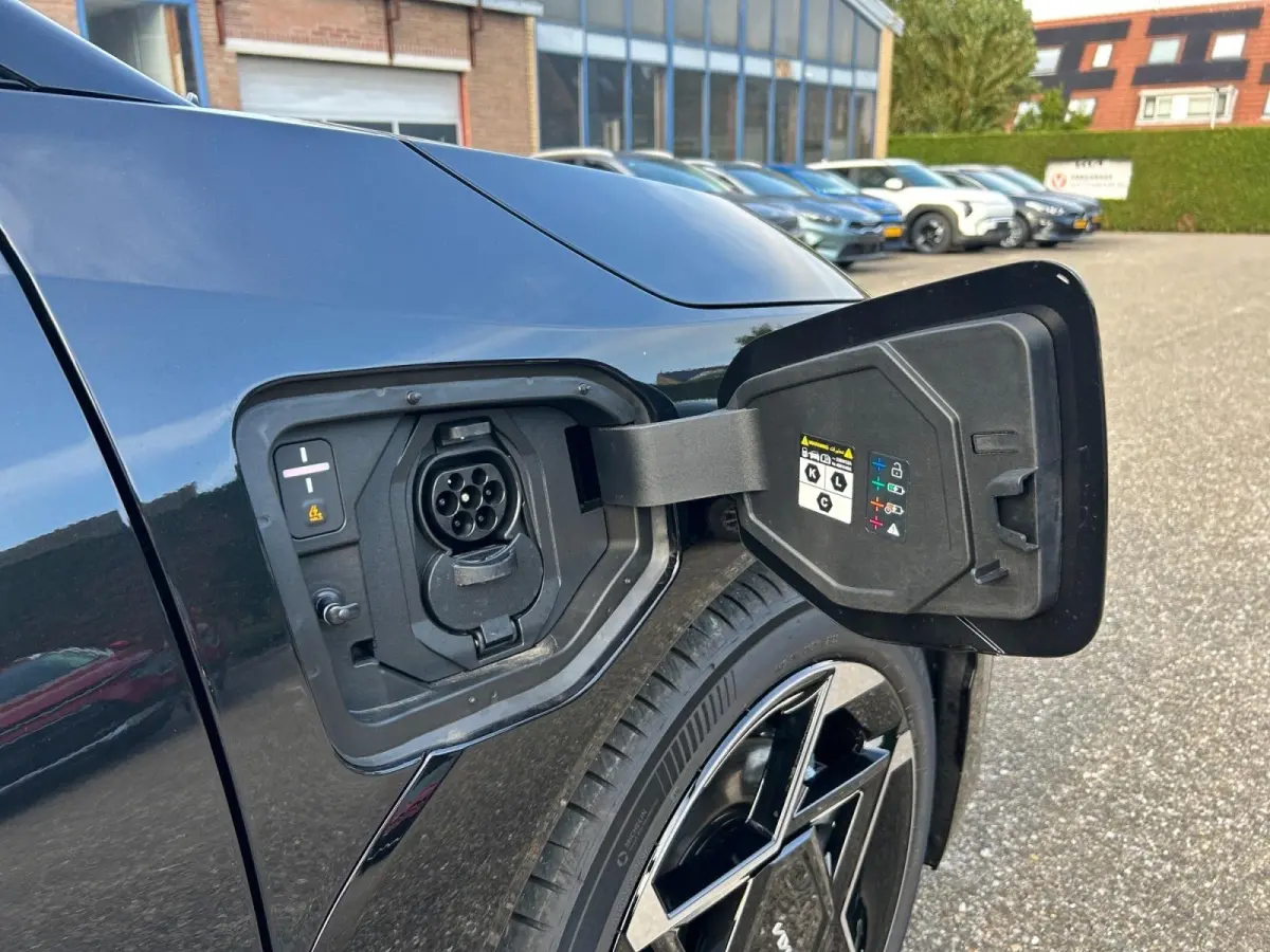 Hatchback GT-PlusLine 81.4 kWh | Schuif/kanteldak | Lederen bekleding | 360 Graden camera | Head up display | Elektrische achterklep | Elektrische stoel verstelling met geheugen | Stoel verw