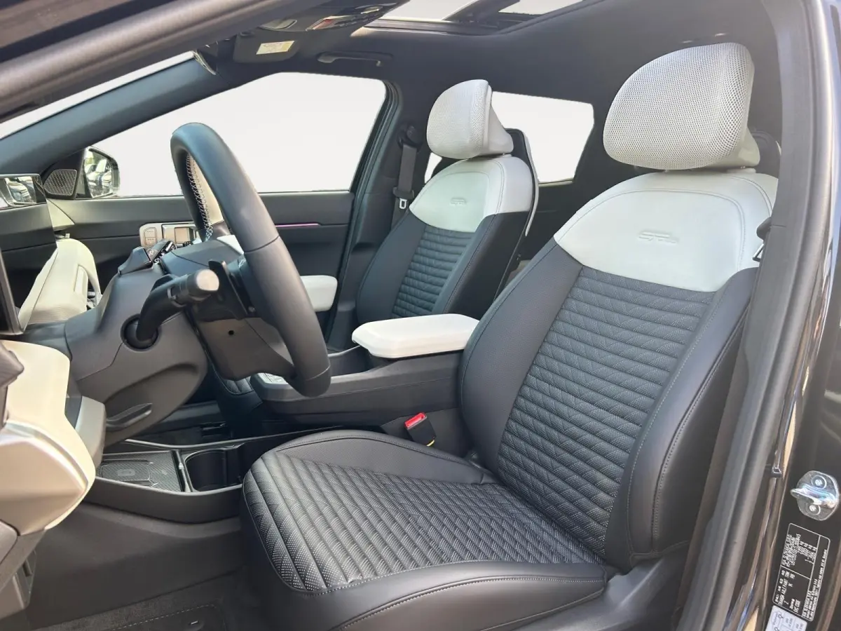 Hatchback GT-PlusLine 81.4 kWh | Schuif/kanteldak | Lederen bekleding | 360 Graden camera | Head up display | Elektrische achterklep | Elektrische stoel verstelling met geheugen | Stoel verw