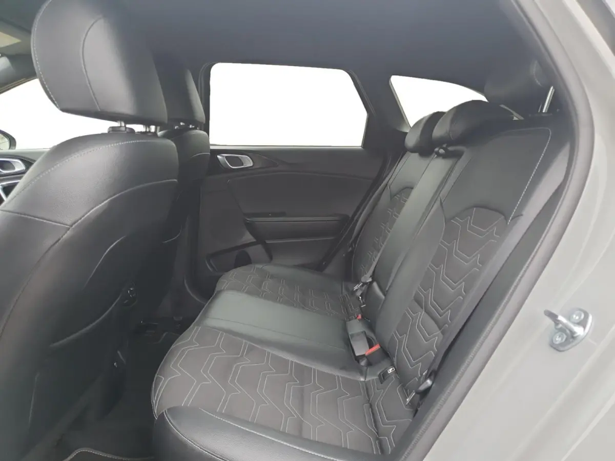 1.0T MHEV Design Edition | Stoel en stuurverwarming | Dodehoek detectie |  Navigate | Camera | Parkeersensoren voor en achter | Elektrische achterklep | JBL sound |
