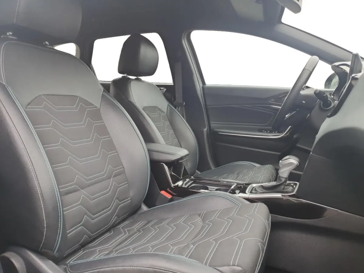 1.0T MHEV Design Edition | Stoel en stuurverwarming | Dodehoek detectie |  Navigate | Camera | Parkeersensoren voor en achter | Elektrische achterklep | JBL sound |