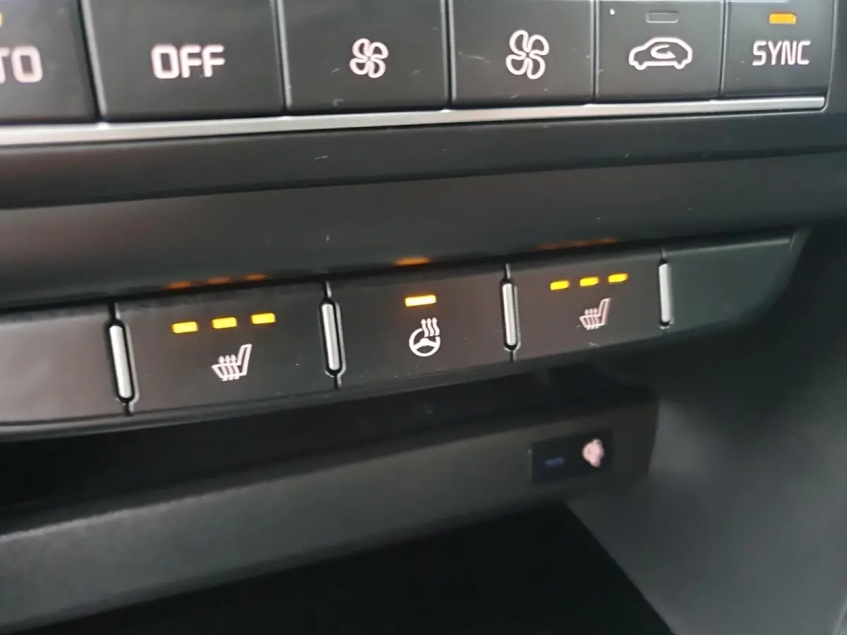 1.0T MHEV Design Edition | Stoel en stuurverwarming | Dodehoek detectie |  Navigate | Camera | Parkeersensoren voor en achter | Elektrische achterklep | JBL sound |