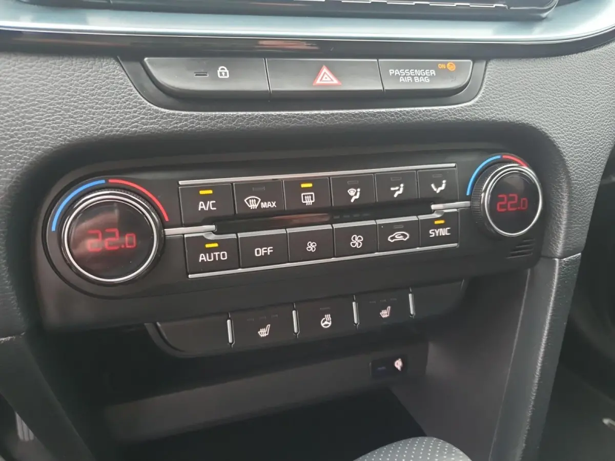 1.0T MHEV Design Edition | Stoel en stuurverwarming | Dodehoek detectie |  Navigate | Camera | Parkeersensoren voor en achter | Elektrische achterklep | JBL sound |