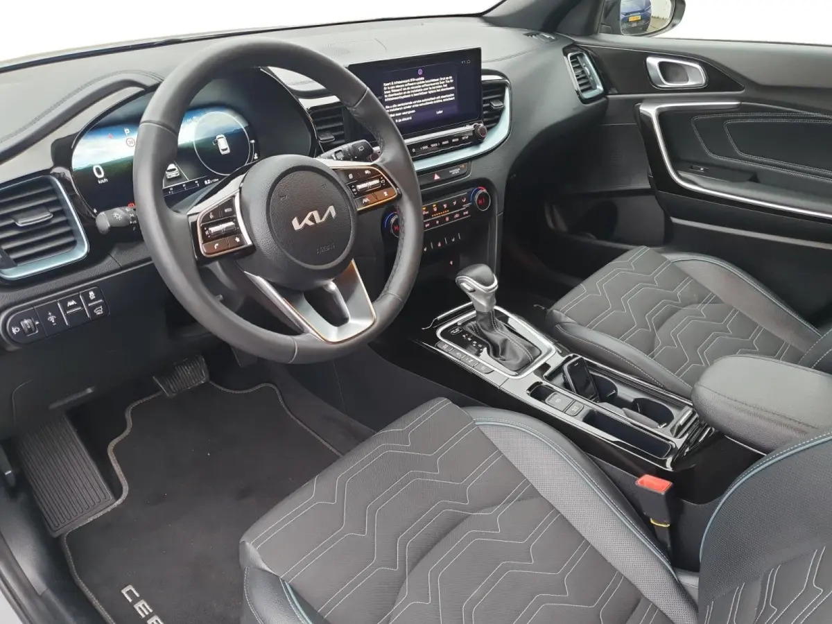 1.0T MHEV Design Edition | Stoel en stuurverwarming | Dodehoek detectie |  Navigate | Camera | Parkeersensoren voor en achter | Elektrische achterklep | JBL sound |