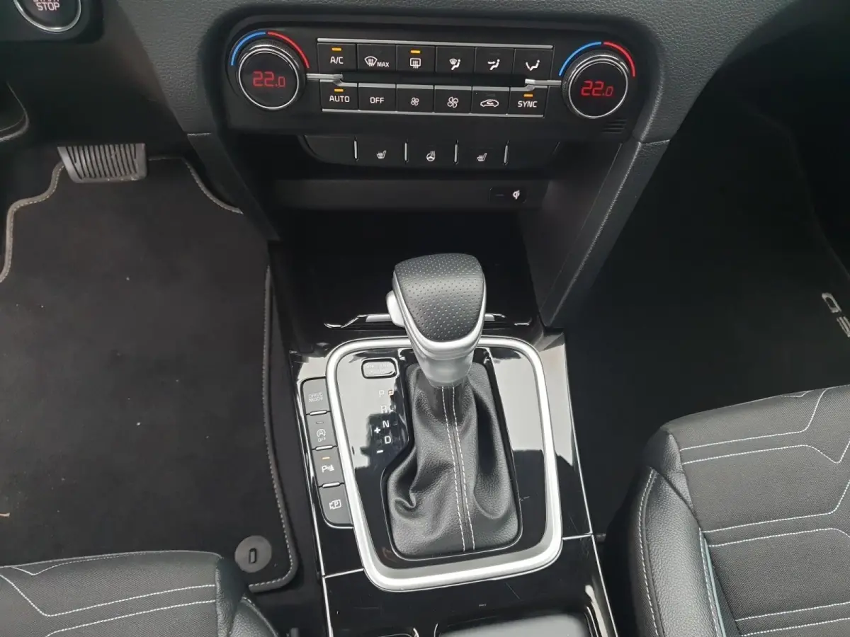 1.0T MHEV Design Edition | Stoel en stuurverwarming | Dodehoek detectie |  Navigate | Camera | Parkeersensoren voor en achter | Elektrische achterklep | JBL sound |