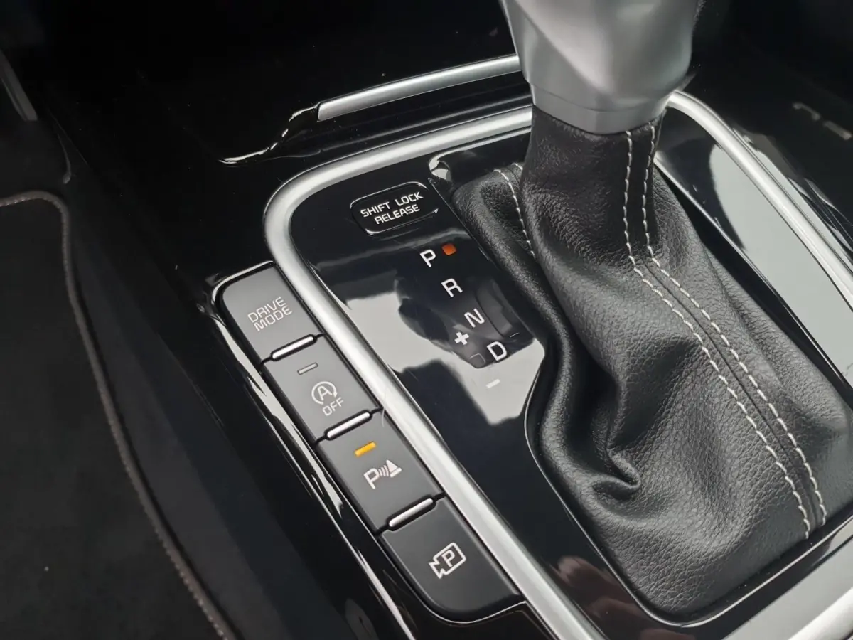 1.0T MHEV Design Edition | Stoel en stuurverwarming | Dodehoek detectie |  Navigate | Camera | Parkeersensoren voor en achter | Elektrische achterklep | JBL sound |