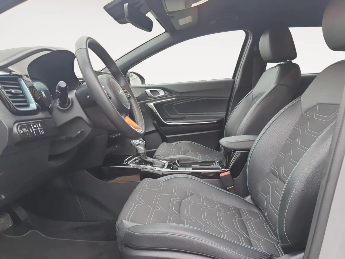 1.0T MHEV Design Edition | Stoel en stuurverwarming | Dodehoek detectie |  Navigate | Camera | Parkeersensoren voor en achter | Elektrische achterklep | JBL sound |
