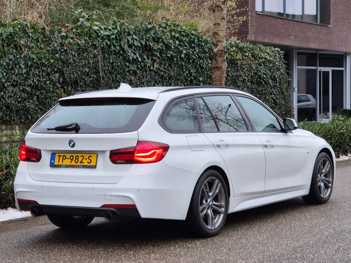 M Sport 330i Uitlaat 6WB Apple CarPlay NBT EVO Sport uitlaat Breedset M velgen M Sport Edition