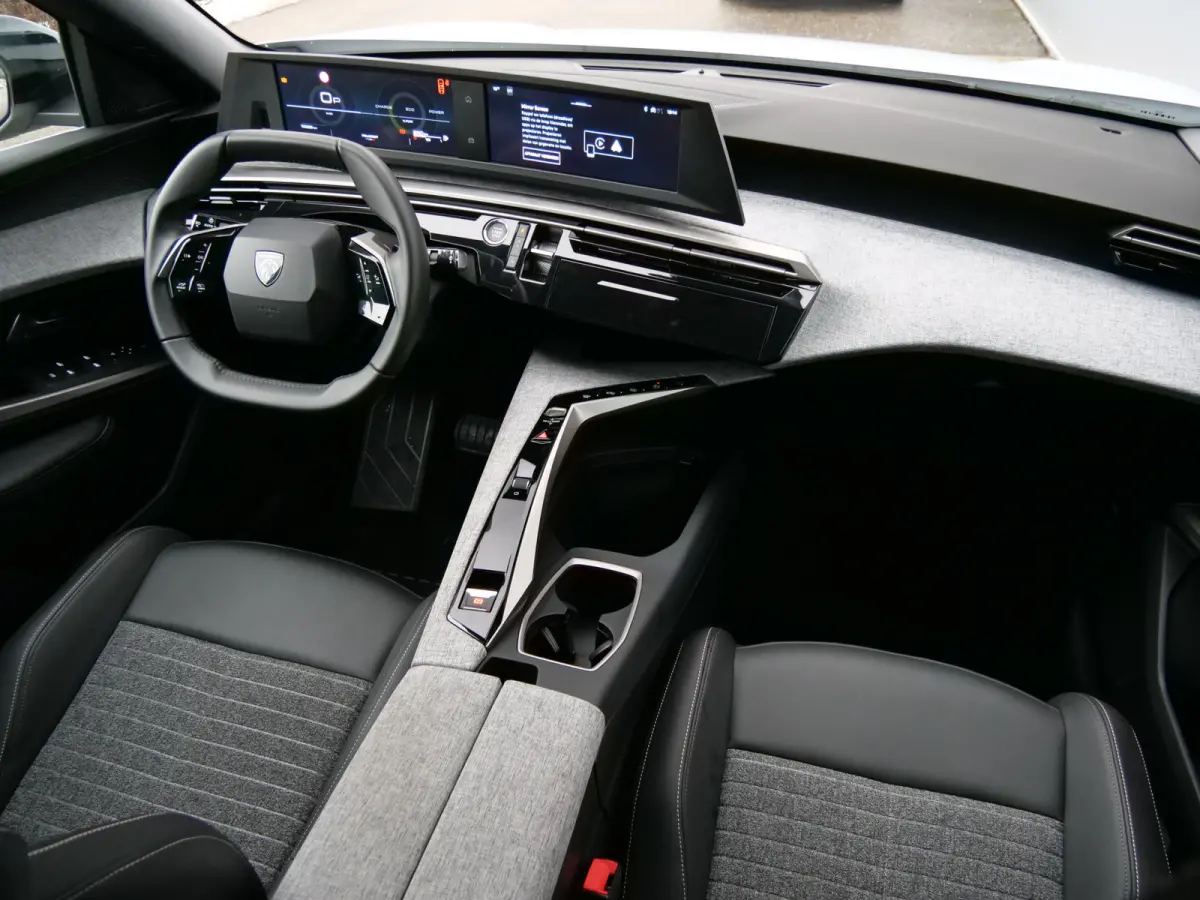 1.2 Hybrid 136 Allure 136 Pk Automaat DAB / Apple Carplay / Camera