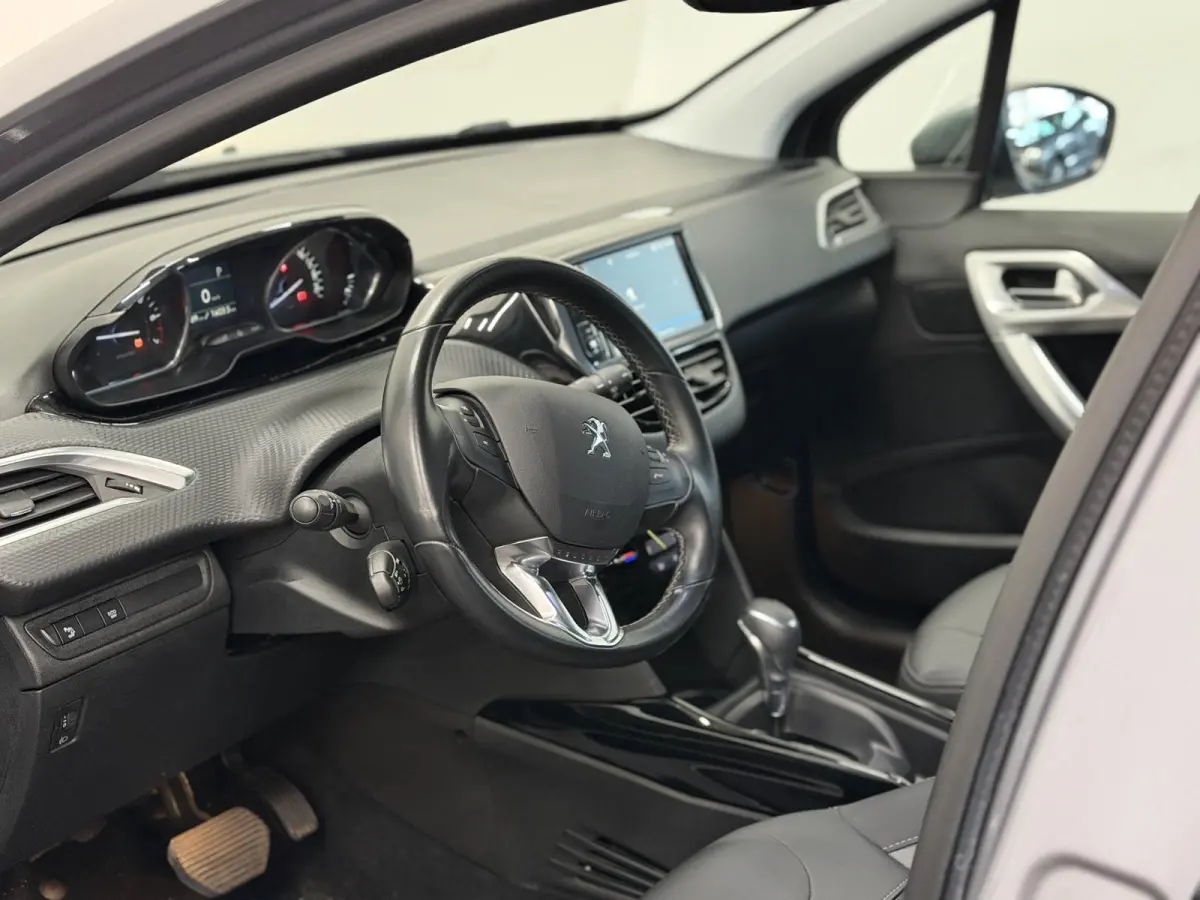 1.2 PureTech Allure Automaat Navigatie Parkeersensoren achter Cruise Control Climate Control Half leder Lichtmetalen velgen Getinte ramen