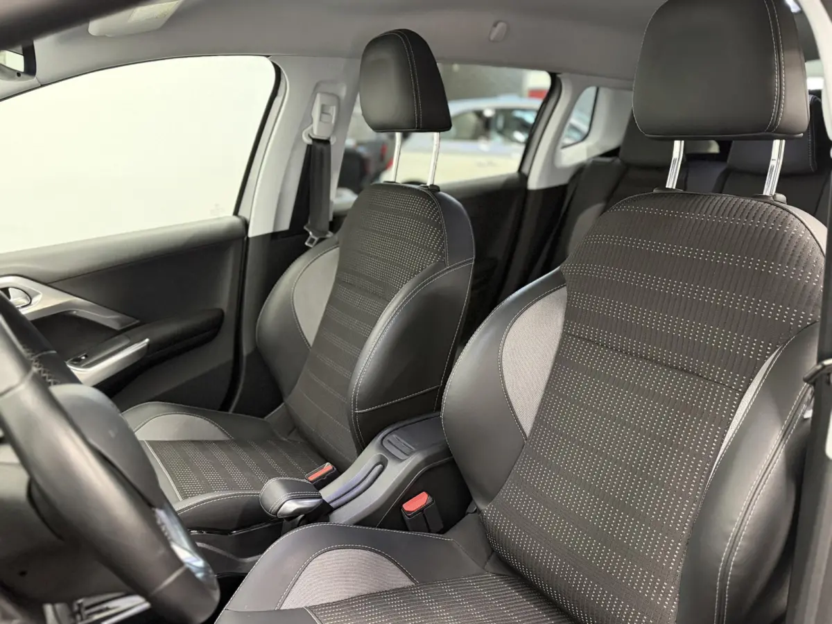 1.2 PureTech Allure Automaat Navigatie Parkeersensoren achter Cruise Control Climate Control Half leder Lichtmetalen velgen Getinte ramen
