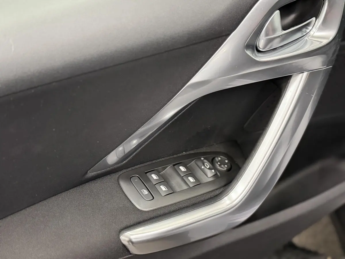 1.2 PureTech Allure Automaat Navigatie Parkeersensoren achter Cruise Control Climate Control Half leder Lichtmetalen velgen Getinte ramen