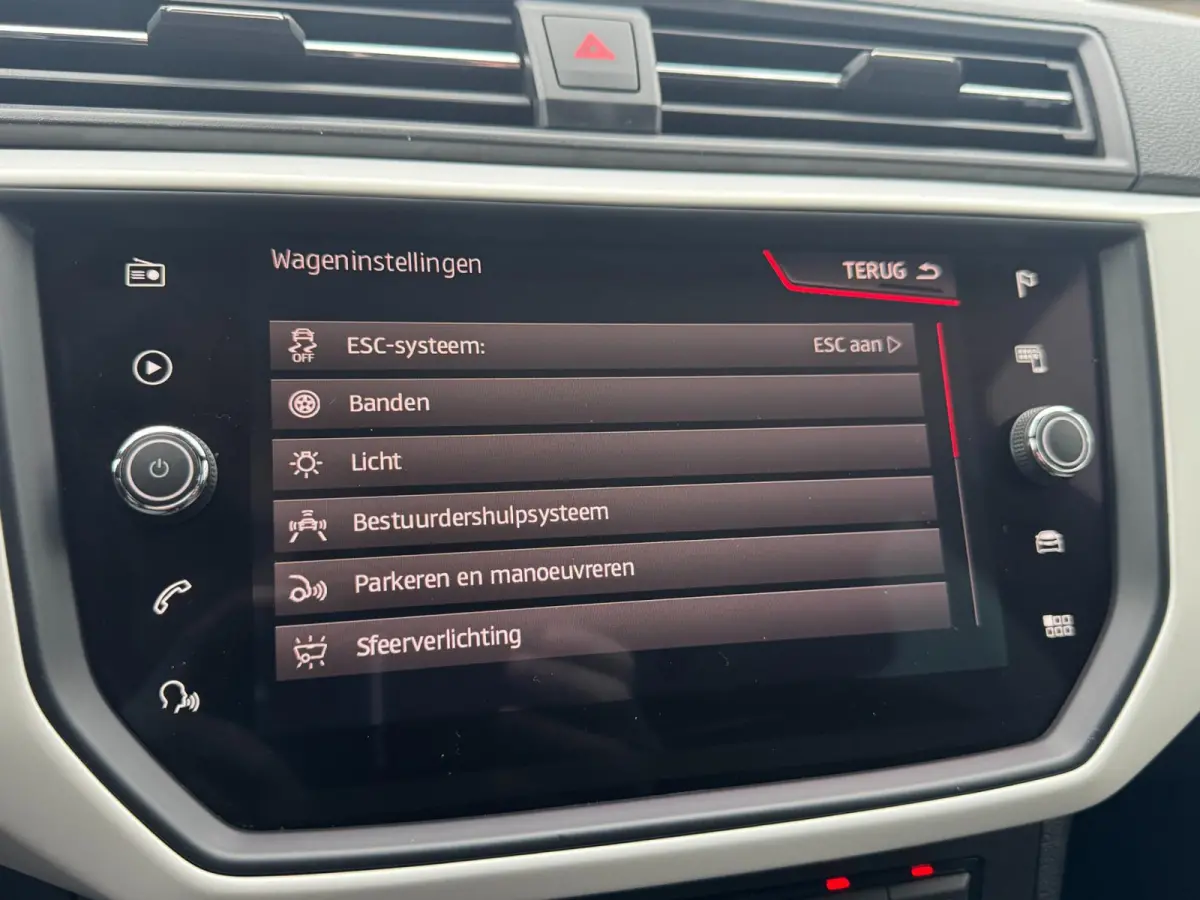 1.0 TSI Xcellence Business Intense TREKHAAK / VIRT. COCKP / CAMERA / CARPLAY / ECC / STOELV / KEYLESS / LED / WARN SPOT