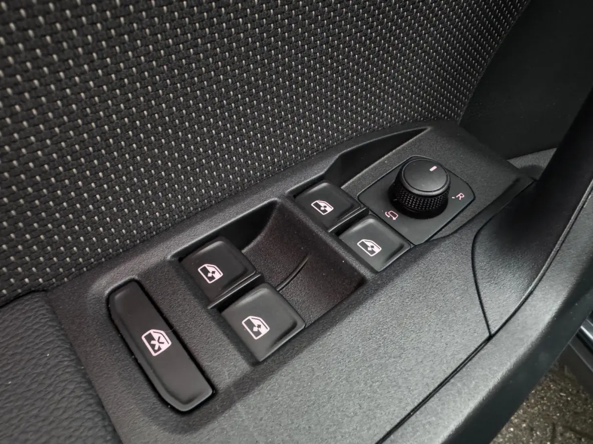 1.0 TSI Xcellence Business Intense TREKHAAK / VIRT. COCKP / CAMERA / CARPLAY / ECC / STOELV / KEYLESS / LED / WARN SPOT