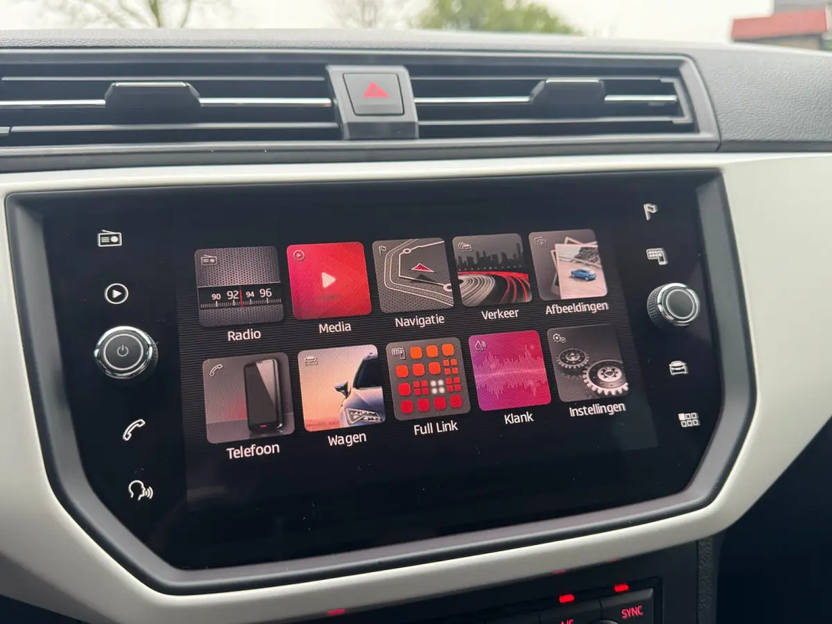 1.0 TSI Xcellence Business Intense TREKHAAK / VIRT. COCKP / CAMERA / CARPLAY / ECC / STOELV / KEYLESS / LED / WARN SPOT