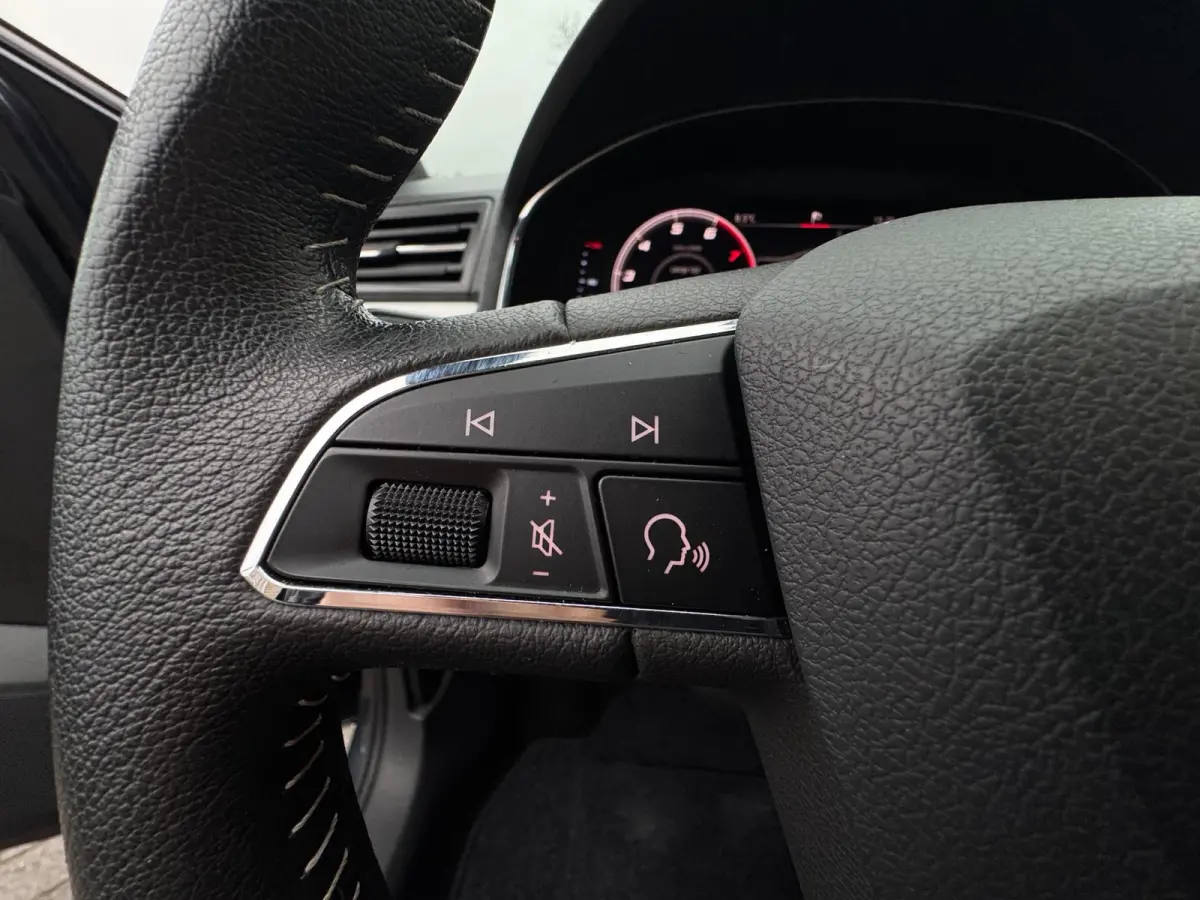 1.0 TSI Xcellence Business Intense TREKHAAK / VIRT. COCKP / CAMERA / CARPLAY / ECC / STOELV / KEYLESS / LED / WARN SPOT