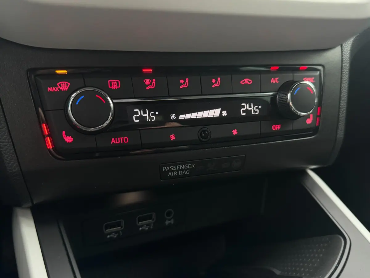 1.0 TSI Xcellence Business Intense TREKHAAK / VIRT. COCKP / CAMERA / CARPLAY / ECC / STOELV / KEYLESS / LED / WARN SPOT