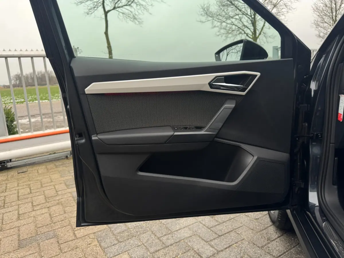 1.0 TSI Xcellence Business Intense TREKHAAK / VIRT. COCKP / CAMERA / CARPLAY / ECC / STOELV / KEYLESS / LED / WARN SPOT