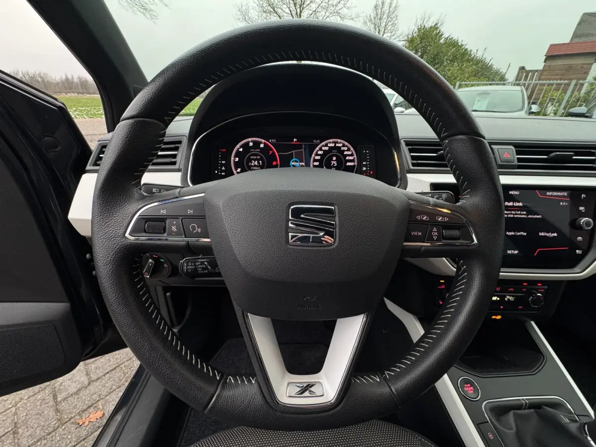 1.0 TSI Xcellence Business Intense TREKHAAK / VIRT. COCKP / CAMERA / CARPLAY / ECC / STOELV / KEYLESS / LED / WARN SPOT