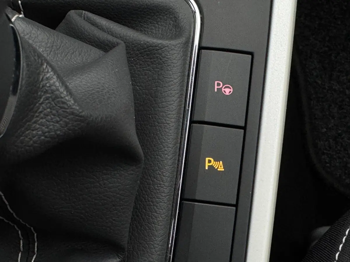 1.0 TSI Xcellence Business Intense TREKHAAK / VIRT. COCKP / CAMERA / CARPLAY / ECC / STOELV / KEYLESS / LED / WARN SPOT
