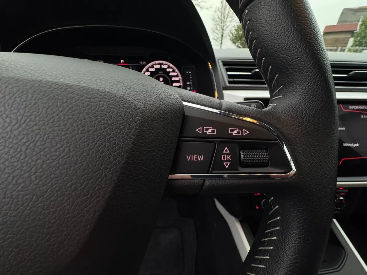 1.0 TSI Xcellence Business Intense TREKHAAK / VIRT. COCKP / CAMERA / CARPLAY / ECC / STOELV / KEYLESS / LED / WARN SPOT