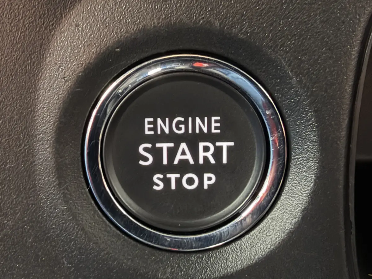 110pk Shine (Keyless Entry - Camera - Navigatie - Automatische Airco - LED - Apple Carplay)