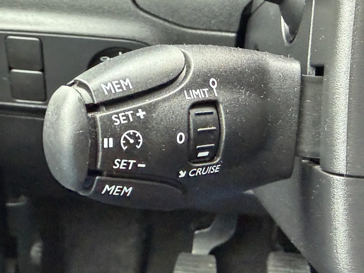 110pk Shine (Keyless Entry - Camera - Navigatie - Automatische Airco - LED - Apple Carplay)