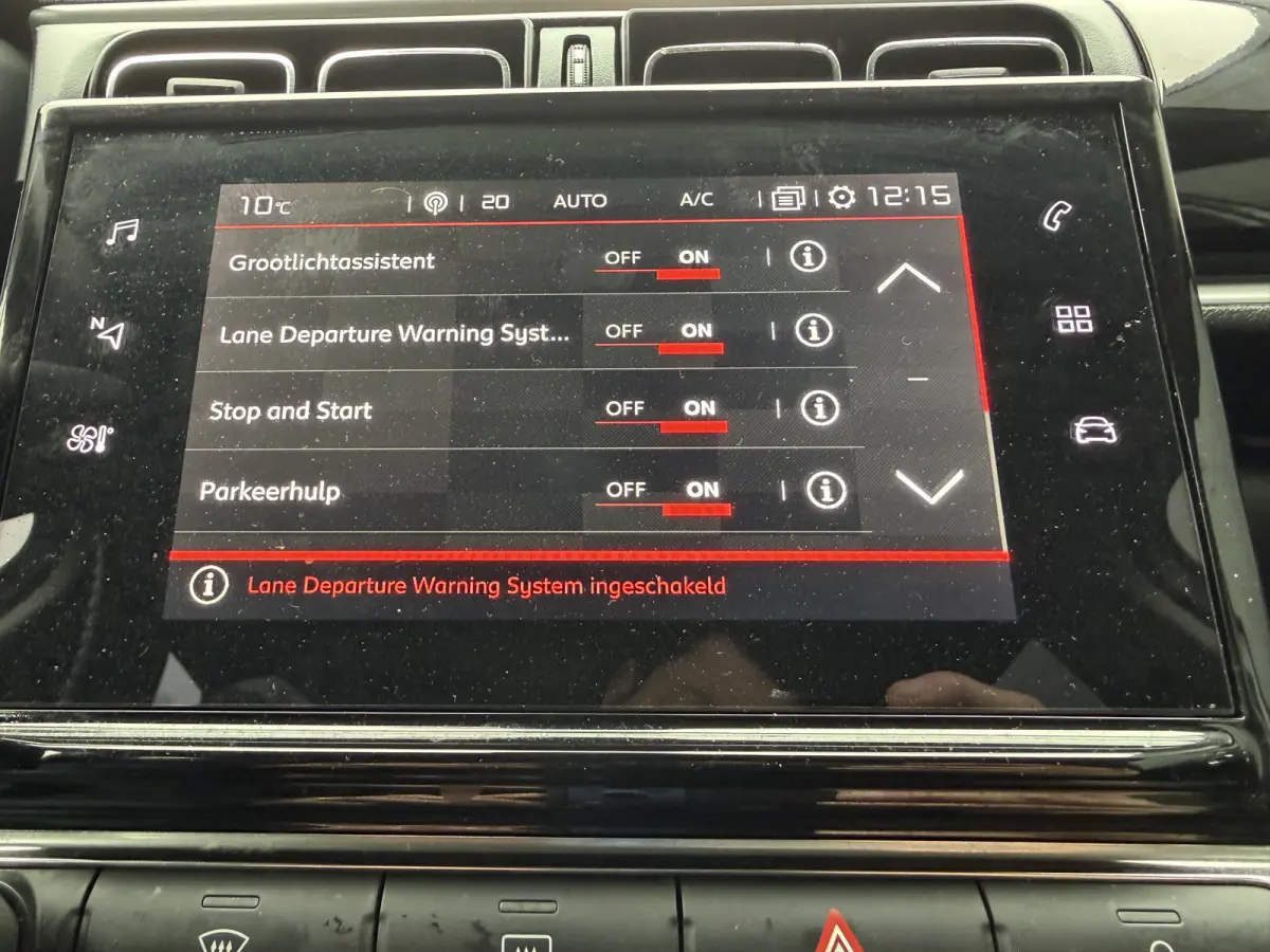110pk Shine (Keyless Entry - Camera - Navigatie - Automatische Airco - LED - Apple Carplay)