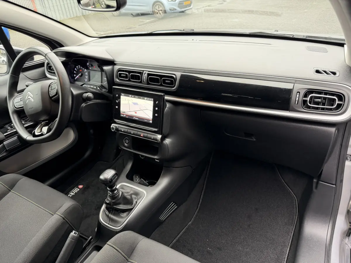110pk Shine (Keyless Entry - Camera - Navigatie - Automatische Airco - LED - Apple Carplay)