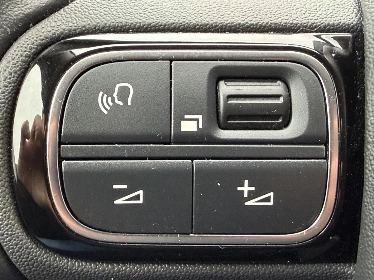 110pk Shine (Keyless Entry - Camera - Navigatie - Automatische Airco - LED - Apple Carplay)